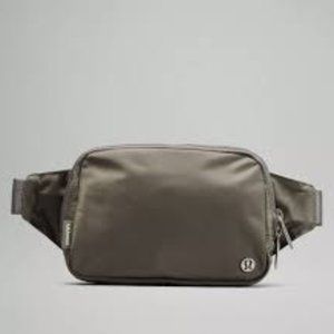 NWT LULULEMON 2L large - grey sage belt bag